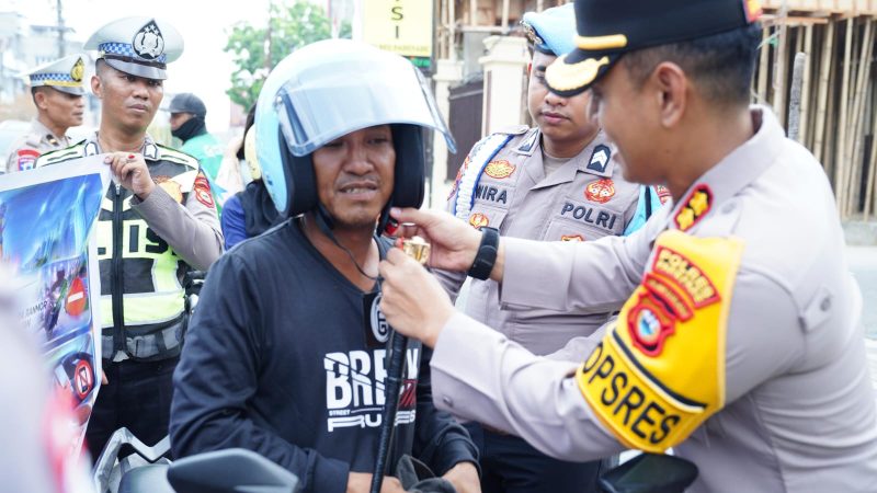 Terjaring Razia Tanpa Helm, Pengendara di Parepare Ini Justru Tersenyum Sumringah Diberi Hadiah Polisi