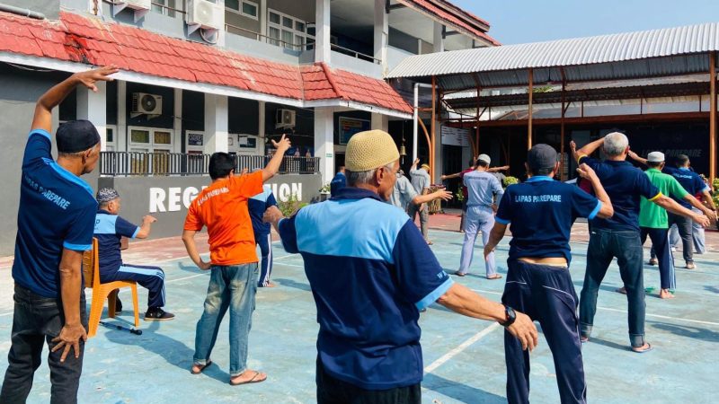 Memberi Semangat, Mendengar dengan Hati: Kalapas Parepare Lebih Dekat dengan WBP Lansia
