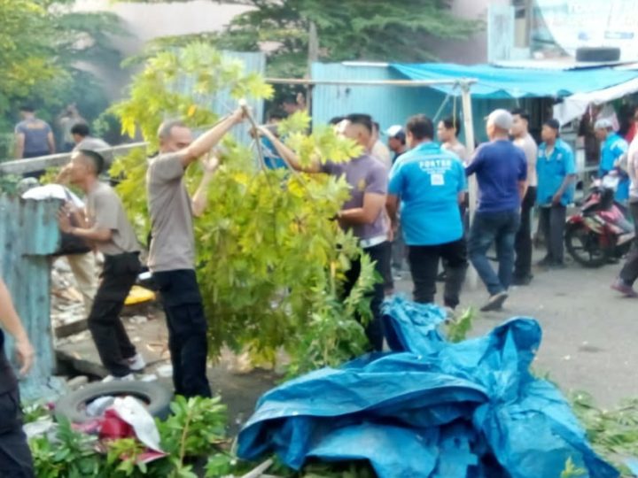 Polsek Ujung Libatkan Personel Lakukan Karya Bakti Bersihkan Lingkungan