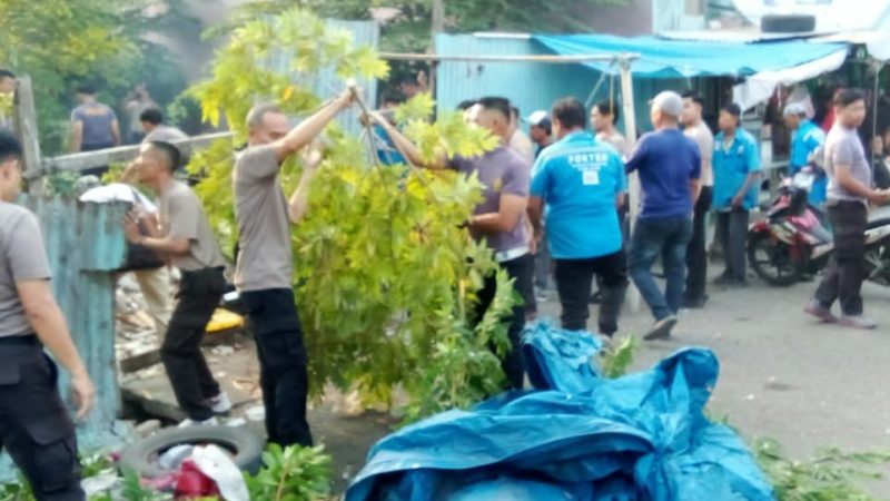 Polsek Ujung Libatkan Personel Lakukan Karya Bakti Bersihkan Lingkungan
