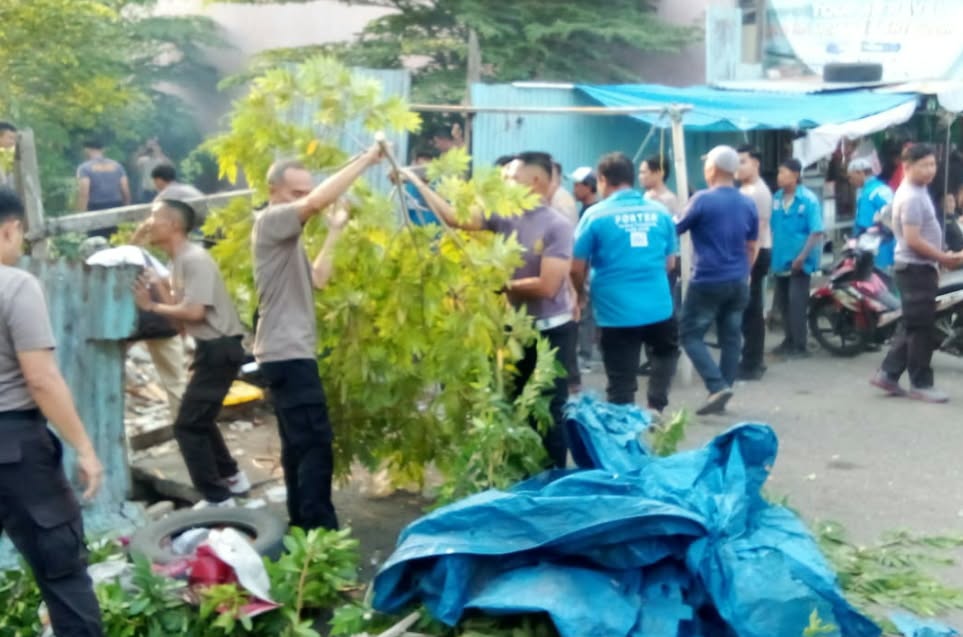Polsek Ujung Libatkan Personel Lakukan Karya Bakti Bersihkan Lingkungan