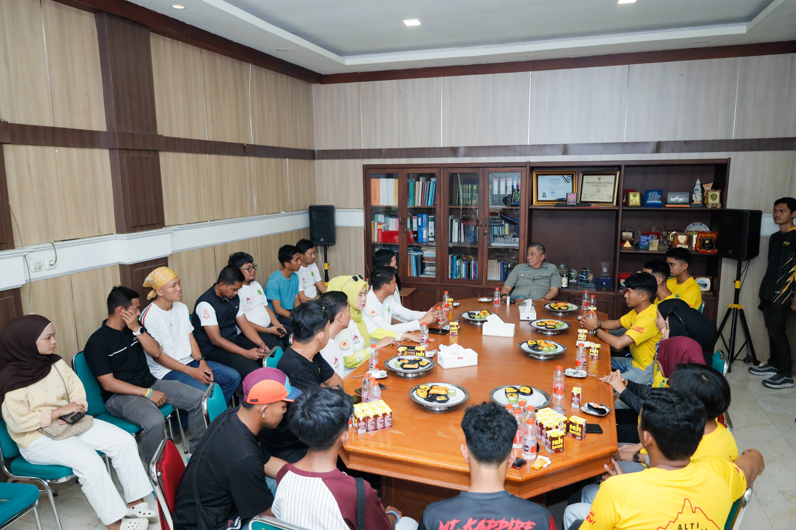 Wabup Barru Lepas Kontingen ALTI ke Porprov Sulsel: Lari Trail Wadah Kesehatan dan Promosi Daerah